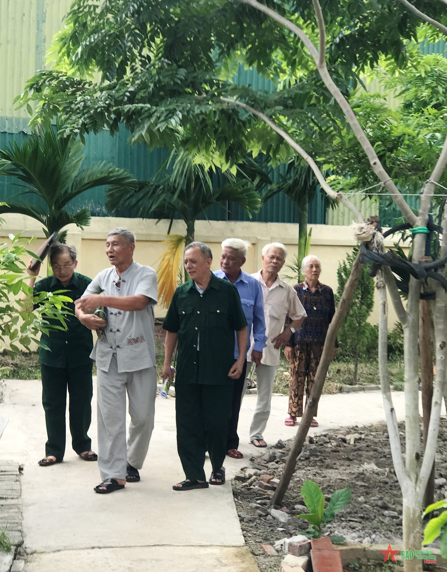 Người siêng... việc đình